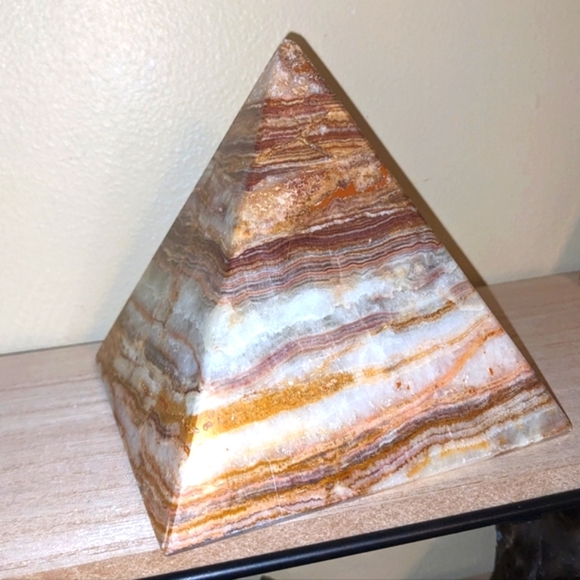 Banded Onyx Pyramid From Iran 5.75" Tall & Over 2 lbs​ - Picture 4 of 15